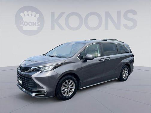 2022 Toyota Sienna XLE 8 Passenger