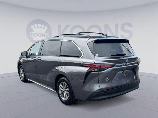 2022 Toyota Sienna XLE 8 Passenger