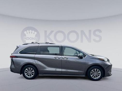 2022 Toyota Sienna XLE 8 Passenger