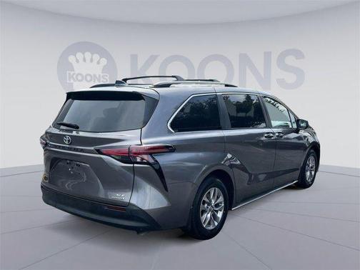 2022 Toyota Sienna XLE 8 Passenger