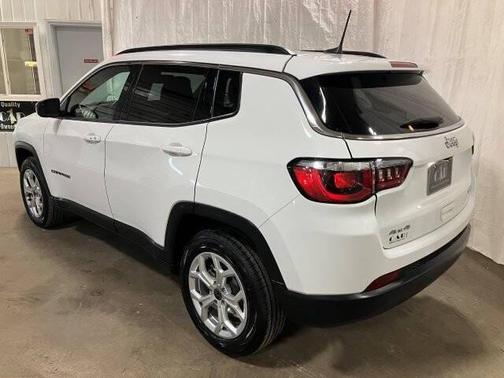 Bright White Clearcoat 2025 Jeep Compass Latitude