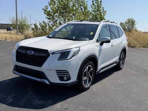 Crystal White Pearl 2022 Subaru Forester Touring