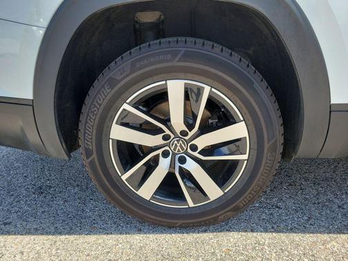 Oryx White Pearl 2022 Volkswagen Atlas 2.0T SE