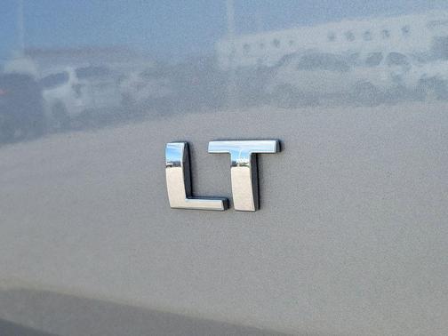 Sterling Gray Metallic 2023 Chevrolet Traverse LT Cloth
