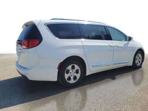 Bright White Clearcoat 2017 Chrysler Pacifica Touring-L