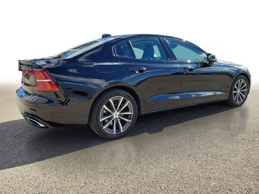 2022 Volvo S60 T5 Momentum