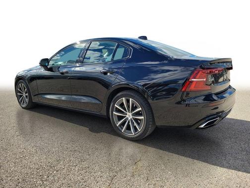 2022 Volvo S60 T5 Momentum