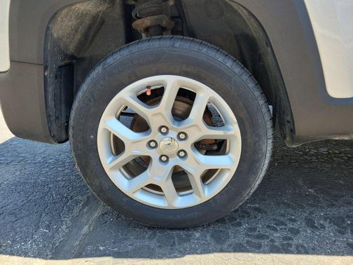 Glacier Metallic 2018 Jeep Renegade Latitude