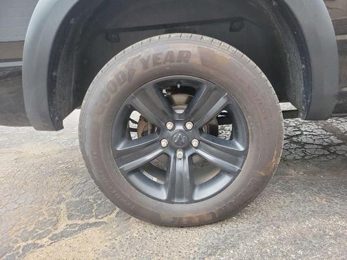 Diamond Black Crystal Pearlcoat 2021 RAM 1500 Classic SLT
