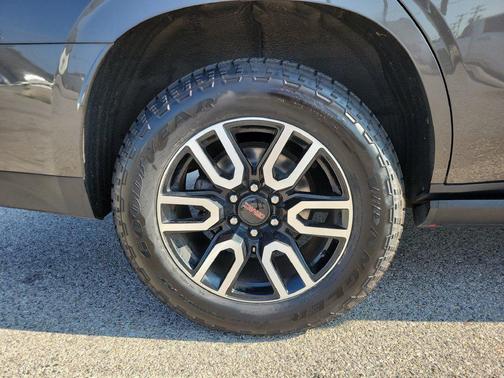Smokey Quartz Metallic 2021 GMC Yukon 4WD AT4
