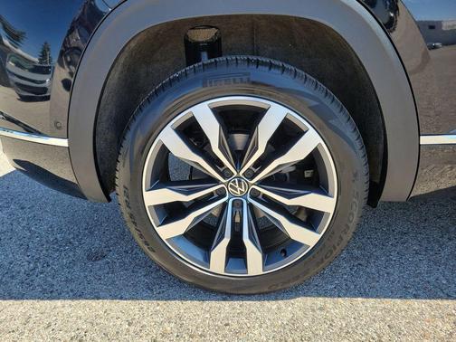 Deep Black Pearl 2023 Volkswagen Atlas Cross Sport 3.6L V6 SEL Premium R-Line