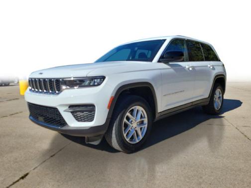 Bright White Clearcoat 2023 Jeep Grand Cherokee Laredo
