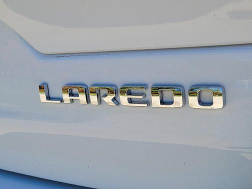 Bright White Clearcoat 2023 Jeep Grand Cherokee Laredo