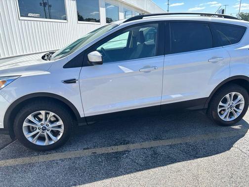 White Platinum Clearcoat Metallic 2018 Ford Escape SE