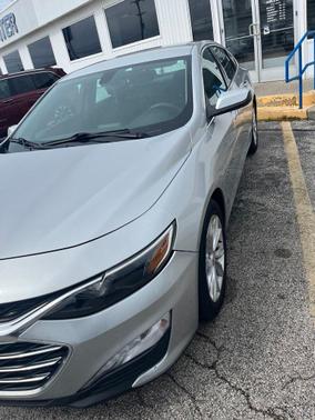 Silver Ice Metallic 2019 Chevrolet Malibu LT