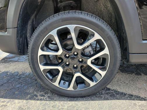 Diamond Black Crystal Pearlcoat 2019 Jeep Compass Limited