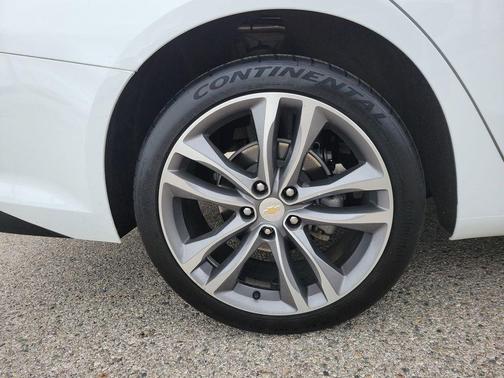 Summit White 2024 Chevrolet Malibu FWD 2LT
