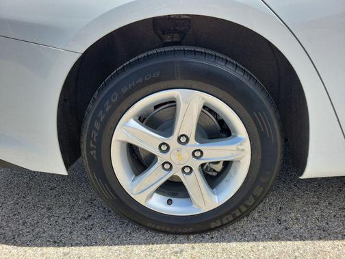 Summit White 2023 Chevrolet Malibu FWD 1LT
