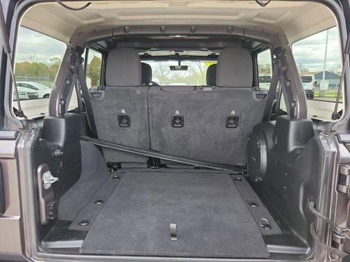 Granite Crystal Metallic Clearcoat 2020 Jeep Wrangler Unlimited Sahara