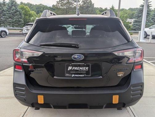 Crystal Black Silica 2022 Subaru Outback Wilderness