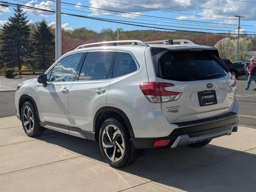 Crystal White Pearl 2024 Subaru Forester Touring