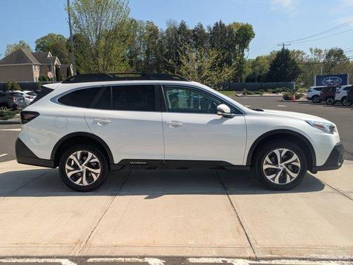 Crystal White Pearl 2021 Subaru Outback Limited XT