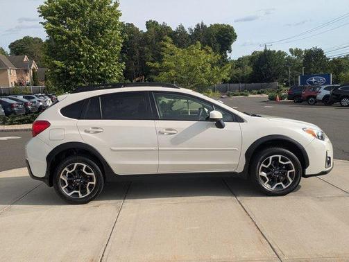 Crystal White Pearl 2017 Subaru Crosstrek 2.0i Premium