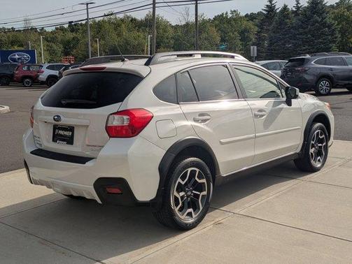 Crystal White Pearl 2017 Subaru Crosstrek 2.0i Premium