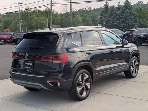 Deep Black Pearl Effect 2024 Volkswagen Taos 1.5T SE