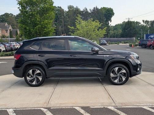 Deep Black Pearl Effect 2024 Volkswagen Taos 1.5T SE