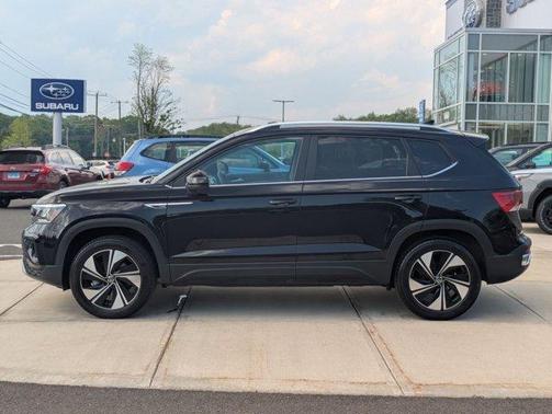 Deep Black Pearl Effect 2024 Volkswagen Taos 1.5T SE