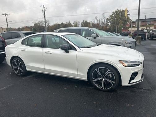 2024 Volvo S60 B5 Plus Dark Theme