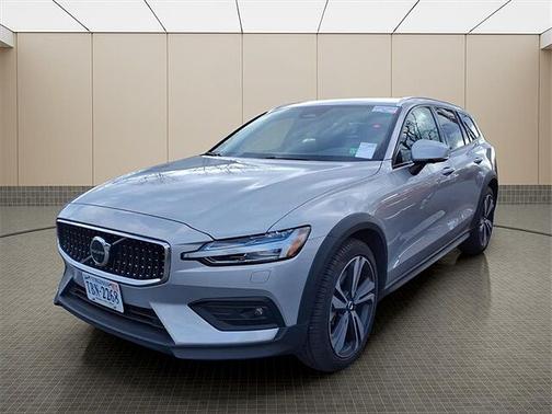 2025 Volvo V60 Cross Country Plus