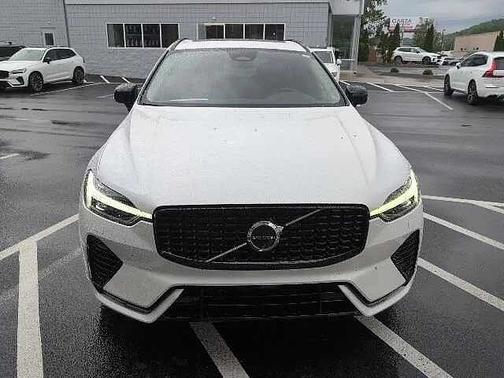 Crystal White 2024 Volvo XC60 Plus