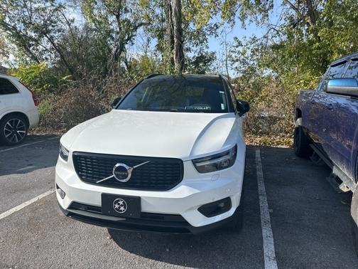 2022 Volvo XC40 R-Design