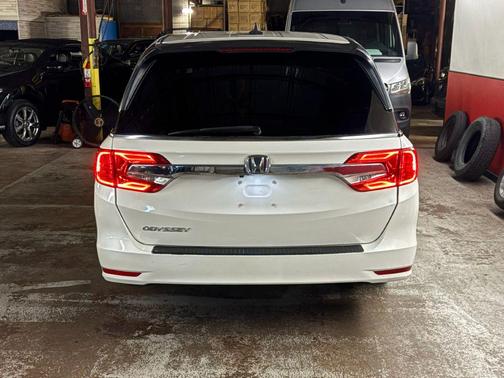 White Diamond Pearl 2019 Honda Odyssey EX-L