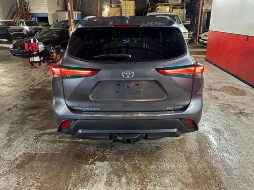 GRAY 2022 Toyota Highlander XLE