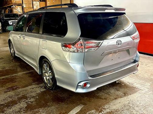 2016 Toyota Sienna LE