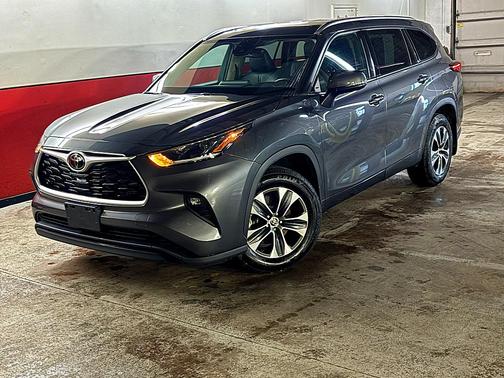 GRAY 2021 Toyota Highlander XLE