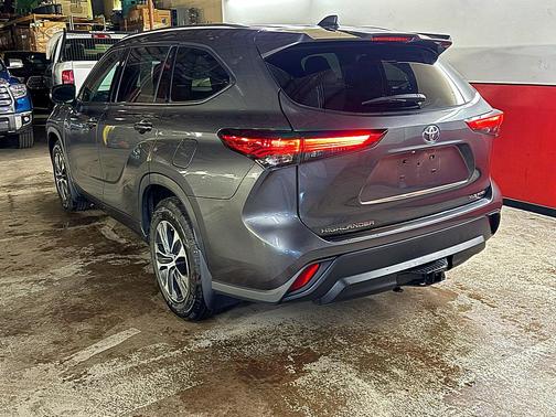 GRAY 2021 Toyota Highlander XLE