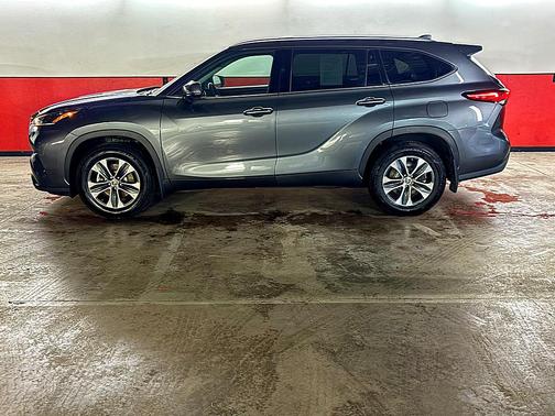 GRAY 2021 Toyota Highlander XLE