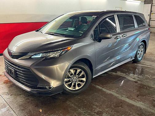 2021 Toyota Sienna XLE 8 Passenger