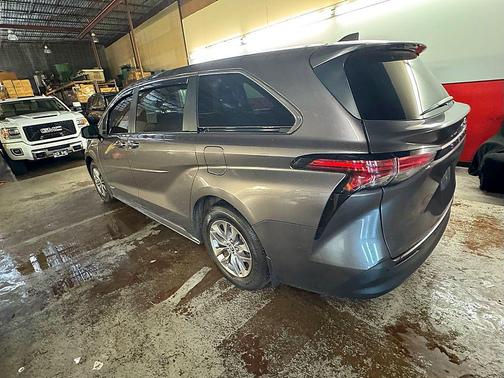 2021 Toyota Sienna XLE 8 Passenger