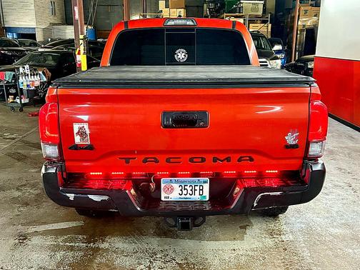 2018 Toyota Tacoma DOUBLE CAB 64k miles super clean, great color 4x4