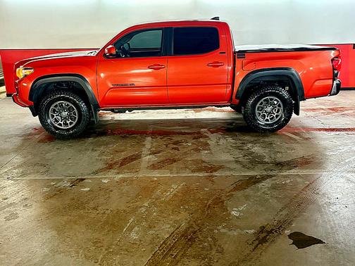 2018 Toyota Tacoma DOUBLE CAB 64k miles super clean, great color 4x4