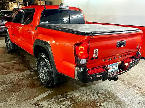 2018 Toyota Tacoma DOUBLE CAB 64k miles super clean, great color 4x4