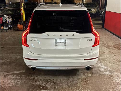 WHITE 2018 Volvo XC90 T5 Momentum