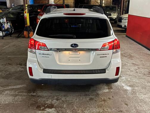 WHITE 2011 Subaru Outback 3.6 R Limited