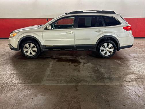 WHITE 2011 Subaru Outback 3.6 R Limited