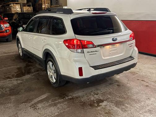 WHITE 2011 Subaru Outback 3.6 R Limited